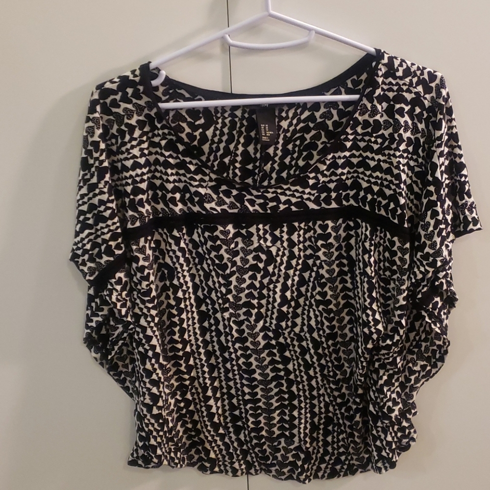 H&M BLACK & WHITE HEART PATTERNED SHIRT SIZE XS